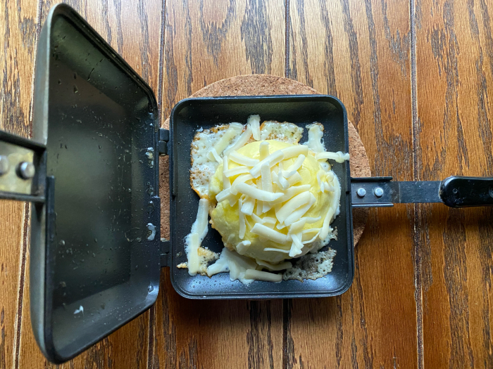 ナイフで食べる焼きチーズカレーまんはホットサンドメーカーで焼くだけ_b0221506_09294546.jpg